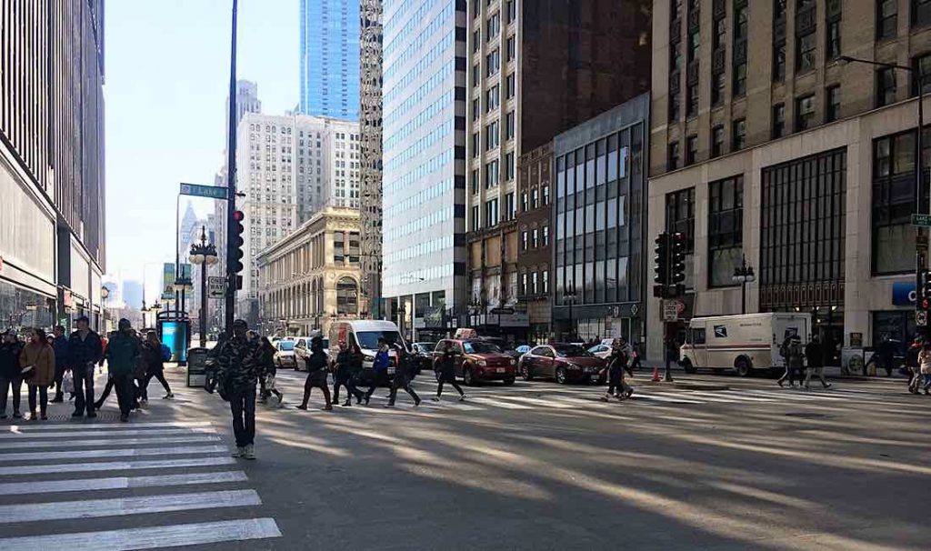 People cross the street in downtown Chicago. (Alexa Adler/MEDILL)
